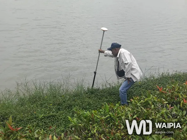 ช่างสำรวจเก็บค่าระดับขอบบ่อด้วยเครื่องรับ GNSS RTK