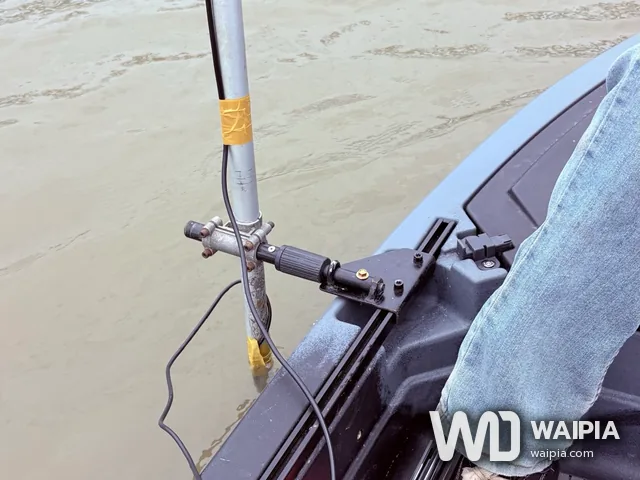 เสาหัวหยั่งน้ำข้างเรือจุ่มอยู่ในน้ำ