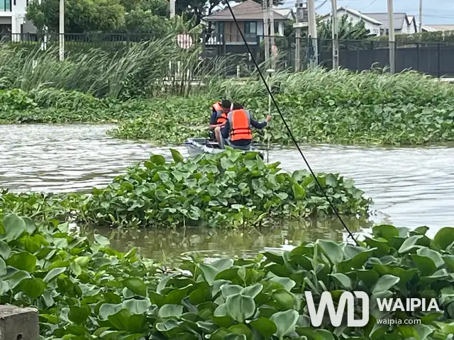 ทีมสำรวจบนเรือคายัคหยั่งท้องน้ำ ถ่ายจากด้านหลัง