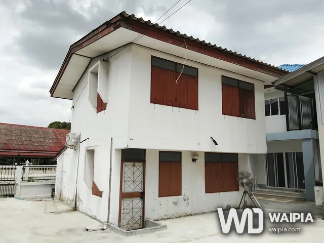 อาคารพักอาศัยสองชั้นในแปลงที่สำรวจ