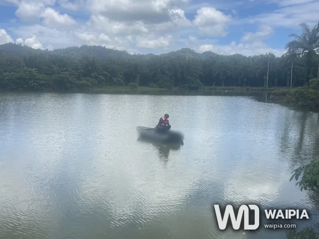 เรือเล็กติดเครื่องหยั่งน้ำวิ่งกลางบึง