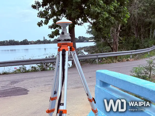 เครื่องรับ GNSS ตั้งเป็นสถานีฐานบนขาตั้งริมน้ำ